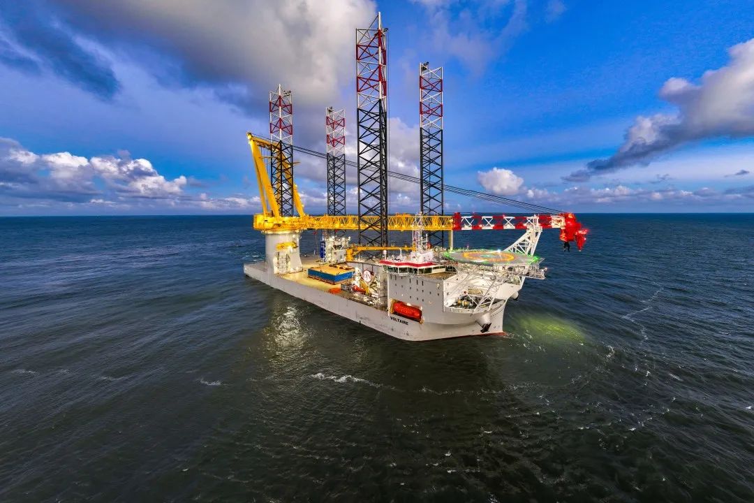 全球首艘第四代自升式风电安装船在中远交付